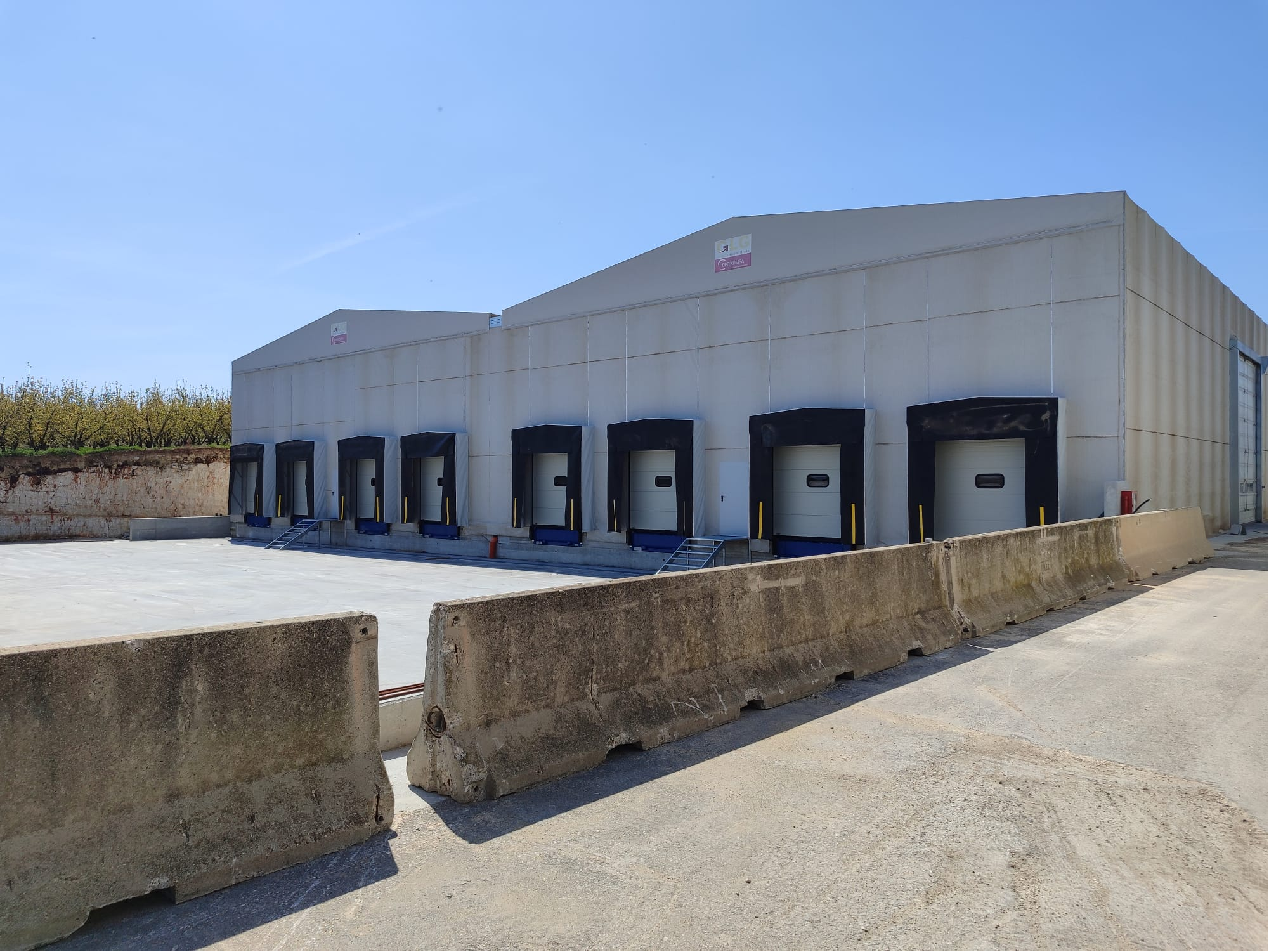 Edificio logistico con più baie di carico e portoni sezionali
