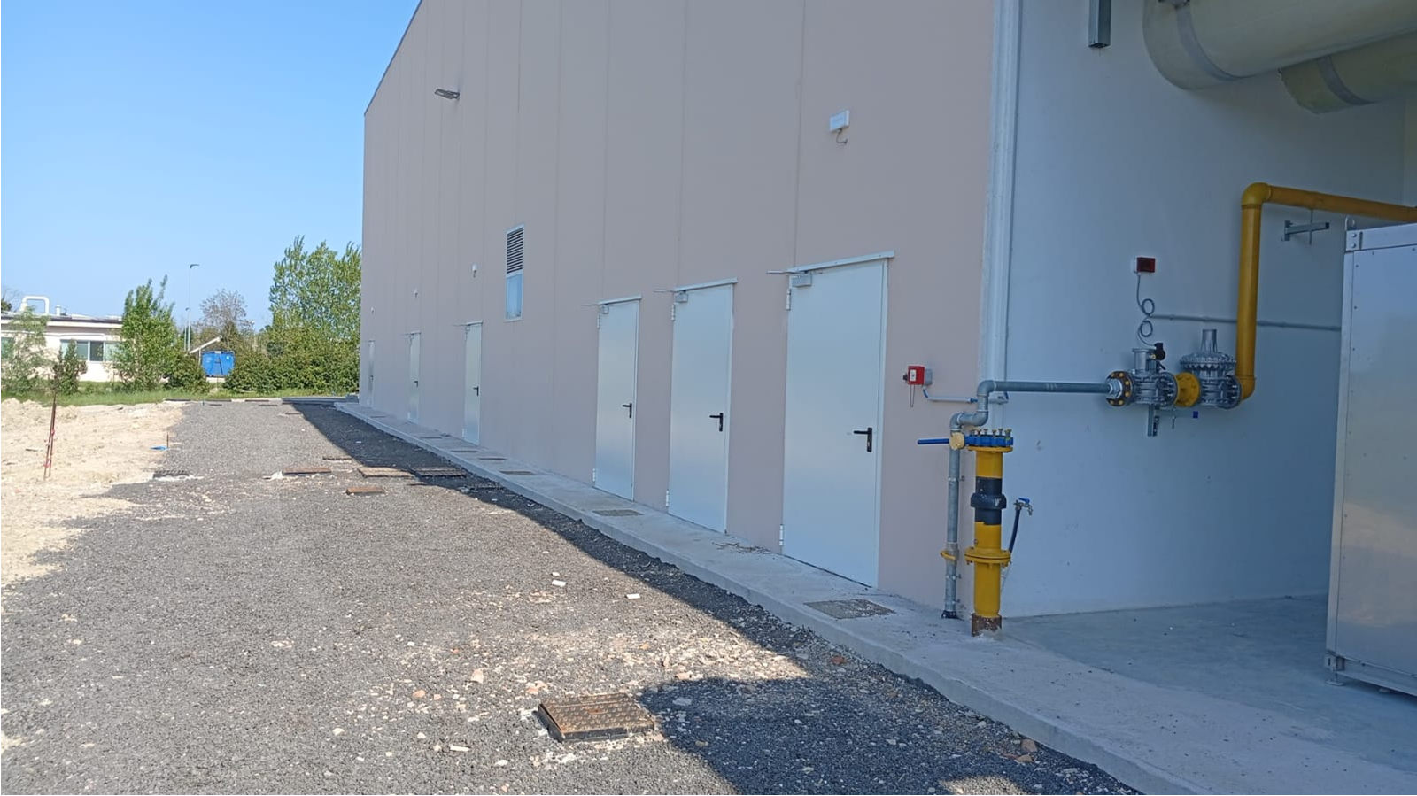 Serie di porte tecniche su un edificio industriale