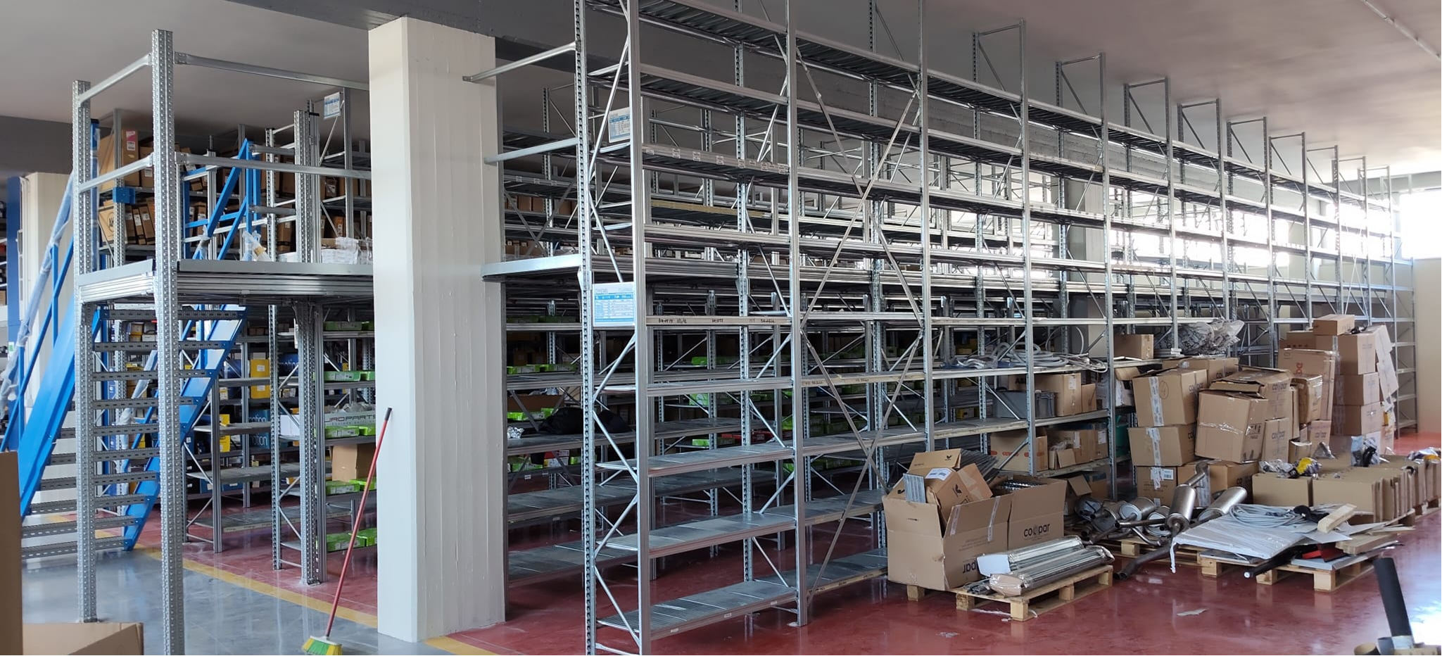 Strutture e scaffalature metalliche all'interno di un ambiente produttivo